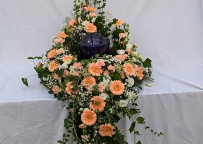 Trauergesteck Urne orange